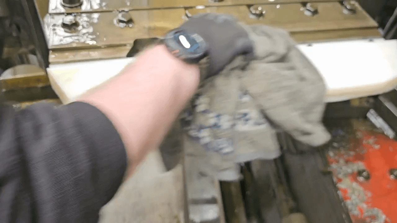 Step #7: הוציאו את הפלסטיק הישן, נקו אותו היטב באמצעות סמרטוט, והחזירו אותו למקום האחסון המיועד שלו.