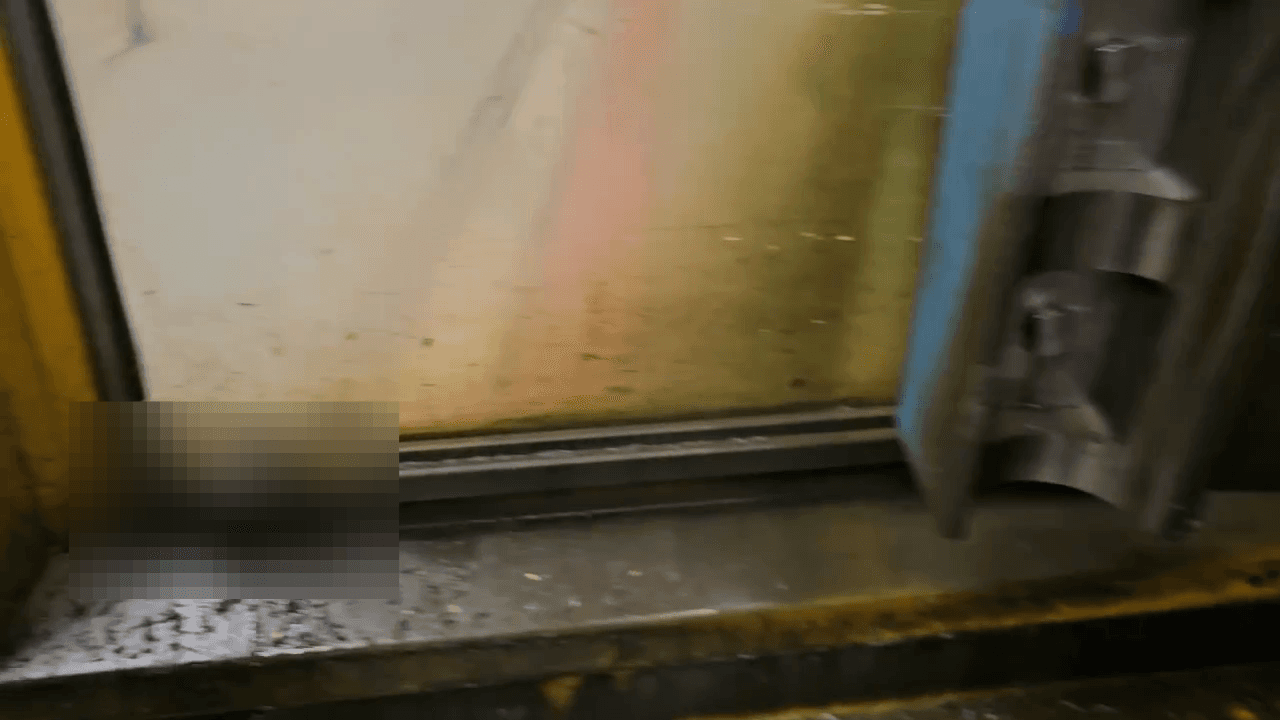 Step #10: לאחר סיום הרכבת הפלסטיק וסגירת הברגים, עברו למסך ה-HMI של מיישרת העגולים כדי להתחיל להזין את המידות הנדרשות לפעולת המכונה.
