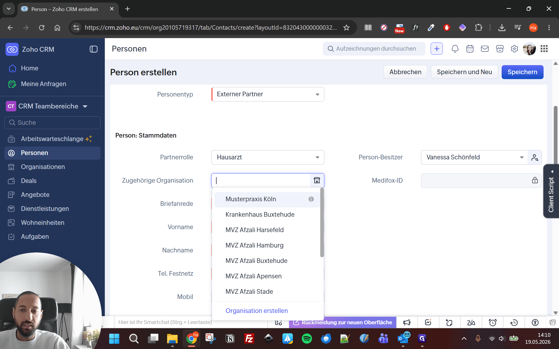 Step #5: Wählen Sie unter Zugehörige Organisation die entsprechende Praxis oder Firma aus, der die Person zugeordnet werden soll (z. B. Musterpraxis Köln).