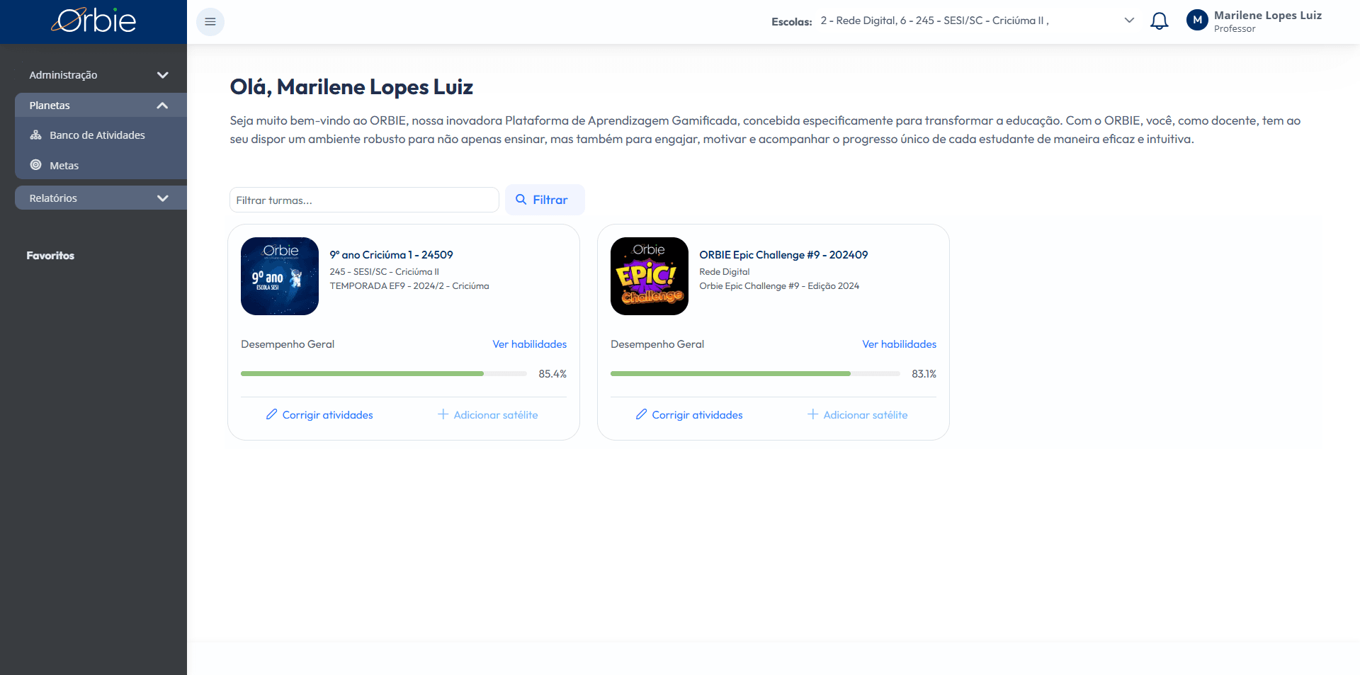Step #4: PLANETASO ORBIE traz para o estudante a narrativa do espaço sideral. Os Planetas representam as trilhas de aprendizagem que o estudante terá acesso e para realizar suas atividades. Os planetas estão dispostos em uma temporada, período em que estão ativos para os estudantes realizarem as atividades escolares. Geralmente, para Educação Básica, a temporada corresponde ao período escolar.Cada Planeta possui etapas, que agrupam o conjunto de fases. Dependendo como a temporada foi configurada, você poderá habilitar ou desabilitar etapas, planejando suas fases e liberando quando estiver trabalhando as habilidades com seus estudantes.Geralmente uma temporada possui a seguinte estrutura:* Planeta Tutorial: primeiro planeta visualizado pelo estudante. Este planeta possui primeiras orientações sobre a plataforma e indicação da proposta pedagógica* Planeta por componente curricular: cada professor terá seu planeta para gerenciar durante a temporada. Desta forma ele tem total controle sobre as trilhas criadas, a evolução e desempenho dos estudantes.* Planeta Desafio: Um planeta que pode ser utilizado para explorar momentos específicos e/ou competições. Por exemplo, antes de uma etapa do passe, o estudante pode realizar um desafio contento as habilidades que serão exploradas na etapa AVALIA 1. Este tipo de trilha permite que o professor verifique possíveis gaps de aprendizagem e assim formular planos de ação com sua turma para apoiar o processo de recomposição de aprendizagem.Banco de atividadesO banco de atividades permite a consulta a todas as atividades do ORBIE. O professor também pode criar suas próprias atividades para utilizar em seu planeta (trilha)MetasAs metas permitem que o professor aplique prazos para realização de algumas atividades para oferecer alguma recompensa aos estudantes. A meta pode ser Individual ou Coletiva. Um exemplo do uso da meta é para professores de educação física permitir o uso da quadra se a turma realizar uma determinado número de atividades com uma porcentagem de desempenho esperado.